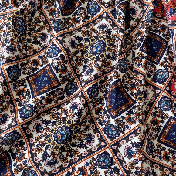 SOLD🚨 CHARLOTTE RUSSE GUC Bohemian High Waisted Silk Shorts - Picture 4 of 5